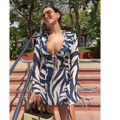 Robe moulante à col en V et imprimé zèbre à volants