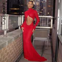 Robe longue rouge froncée et découpée