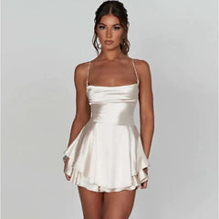 Robe mini évasée en satin dos nu 