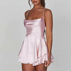 Robe mini évasée en satin dos nu 