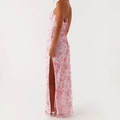 Robe de vacances à bretelles fines fendues et ornée de sequins et de perles