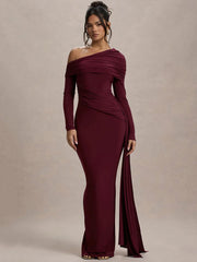 Robe moulante à col asymétrique et manches drapées