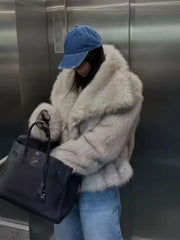 Manteau en laine mélangée duveteuse et fausse fourrure blanche