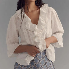 Blouse à pois suisses et volants, ornée de volants.