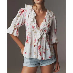 Blouse à pois suisses et volants, ornée de volants.