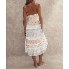 Robe de vacances fleurie à col en V et bordure en dentelle
