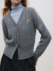 Gilet en maille à torsades brodées et col en V