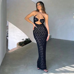 Robe moulante en dentelle à col halter croisé