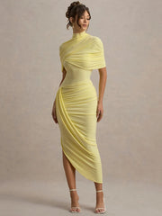 Robe moulante froncée à col roulé et manches courtes