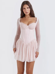 Robe moulante de soirée en dentelle et résille à col carré