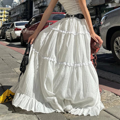 Jupe blanche fluide à volants et dentelle
