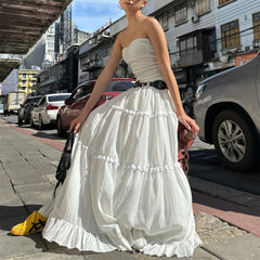 Jupe blanche fluide à volants et dentelle