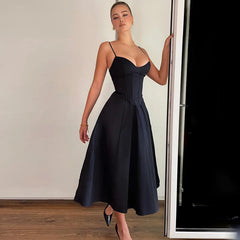Robe de bal noire à corset rigide et bretelles longues