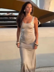 Robe moulante en maille brodée et sequins