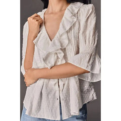Blouse à pois suisses et volants, ornée de volants.