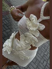 Robe courte à dos nu en maille ajourée et à fleurs
