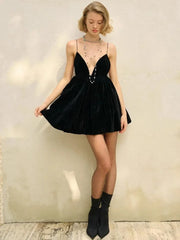 Robe mini-spaghetti en velours à décolleté plongeant et bretelles fines