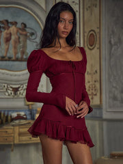 Robe moulante à volants et lacets, col carré