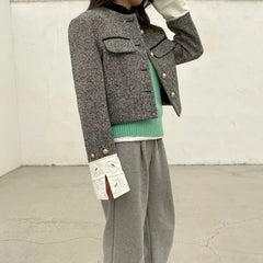 Manteau court à carreaux et boutons métalliques