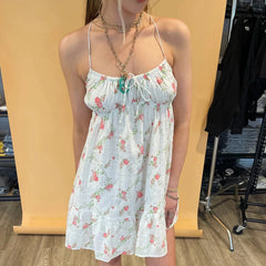 Robe de vacances mini fleurie à bretelles croisées
