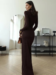 Robe moulante fendue à col roulé et manches drapées