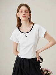 T-shirt raglan à broderie papillon