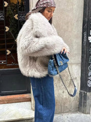 Manteau en laine mélangée duveteuse et fausse fourrure blanche