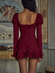 Robe moulante à volants et lacets, col carré