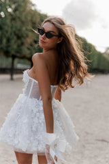 Robe de vacances courte à appliqués en dentelle en forme de cœur