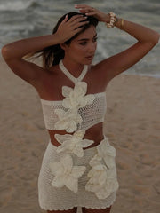 Robe courte à dos nu en maille ajourée et à fleurs