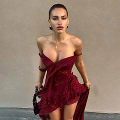 Robe de bal courte en tulle bordeaux à épaules dénudées et lacets