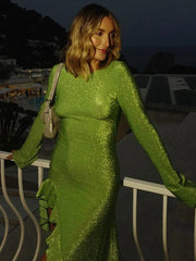 Robe moulante à paillettes fendue jusqu'à la cuisse et à volants