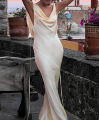Robe moulante à fines bretelles en dentelle satinée