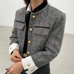Manteau court à carreaux et boutons métalliques