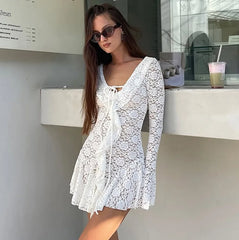 Robe courte en dentelle à volants et taille nouée