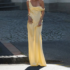 Robe longue asymétrique en satin à dos nu