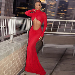 Robe longue rouge froncée et découpée