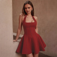 Robe de bal rouge dos nu à taille haute et empiècements