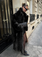 Manteau long en velours lâche et empiècements de fourrure