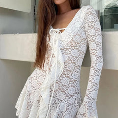 Robe courte en dentelle à volants et taille nouée