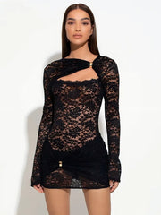 Robe moulante noire en dentelle transparente froncée