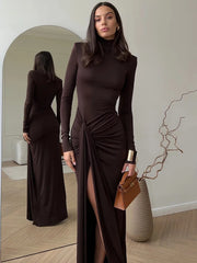 Robe moulante fendue à col roulé et manches drapées