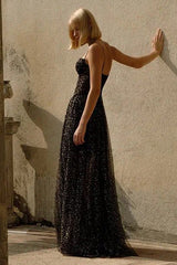 Robe longue corset en tulle noir à bretelles drapées et strass.