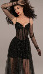 Robe longue corset en tulle noir à bretelles drapées et strass.
