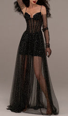 Robe longue corset en tulle noir à bretelles drapées et strass.