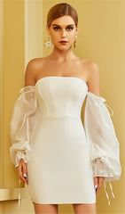 Robe bandage blanche à manches en dentelle et coutures apparentes 