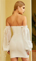 Robe bandage blanche à manches en dentelle et coutures apparentes 