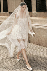 Robe de soirée courte à taille volantée en dentelle