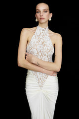 Robe de soirée moulante à dos nu et empiècements en dentelle taille haute