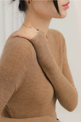 Sous-vêtement chic en laine fine à manches longues et col bateau blanc.